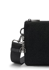 Borsa a tracolla nera in tessuto con superficie texture, chiusura a zip e un piccolo ciondolo in metallo. Presenta una tracolla distaccabile per maggiore versatilità.