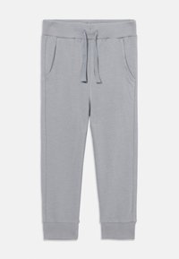Pantaloni sweat in cotone grigi con vita regolabile, due tasche laterali, gambe affusolate e polsini a coste. Texture morbida e design semplice.