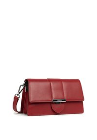 Borsa a spalla in pelle rossa con chiusura a pattina, fermaglio in tonalità argento e tracolla removibile su sfondo bianco.
