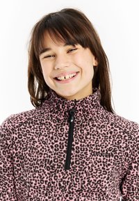 Dámsky fleecový pulóver v ružovej farbe s čiernym leopardím vzorom, s vysokým golierom a štvrťzipsom. Mäkká textúra s kontrastným prešívaním.