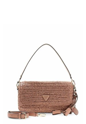 Sac à main tressé de couleur marron clair avec poignée supérieure, bandoulière longue amovible, rabat avant et pampilles décoratives en cuir sur fond blanc.