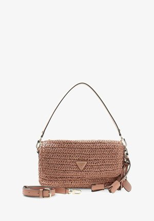 Geflochtene hellbraune Handtasche mit Tragegriff, abnehmbarem langem Riemen, Vorderklappe und dekorativen Lederquasten vor weißem Hintergrund.