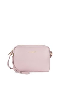 Lichtroze leren schoudertas met gouden logo, ritssluiting en een afneembare polsband. Gladde textuur met rechthoekige vorm.