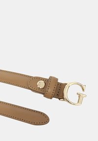 Cintura in pelle color tan con fibbia a forma di G in tonalità oro e cuciture a contrasto, caratterizzata da una texture liscia e un dettaglio di chiusura a scatto.