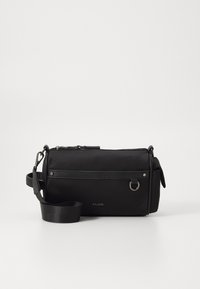 Borsa a tracolla nera con finitura liscia e opaca. Presenta una chiusura con cerniera, una tracolla regolabile e un dettaglio ad anello argentato sul lato.