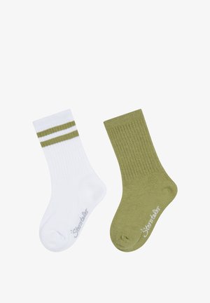 Ein Paar Socken, eine weiß mit zwei olivgrünen Streifen, die andere einfarbig olivgrün, beide mit geripptem Muster und Text im Fußbereich.
