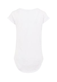 Weißes Baumwoll-T-Shirt mit kurzen, gerollten Ärmeln, rundem Halsausschnitt und geschwungenem Saum. Glatte Textur, leicht und einfaches Design.