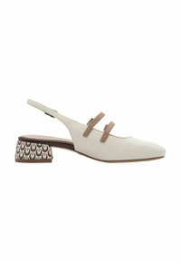 Biele sandále s otvorenou pätou a špicatou špičkou, dvoma hnedými remienkami a členitým podpätkom s hnedými a krémovými vzormi.