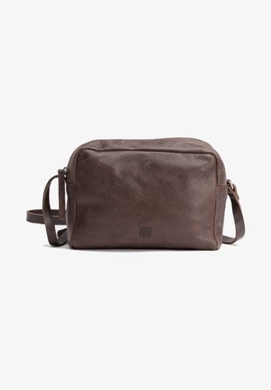 Braune Leder-Umhängetasche mit strukturiertem Finish, rechteckiger Form, Reißverschluss und abnehmbarer Schulterriemen. Minimale Markenkennzeichnung auf der Vorderseite.