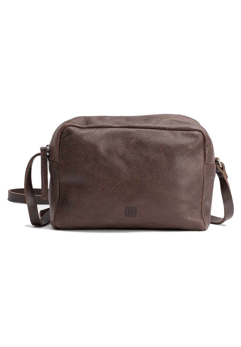 Brun läder crossbody-väska med texturerad yta, rektangulär form, dragkedjestängning och avtagbar rem. Minimal varumärkeslogga framtill.
