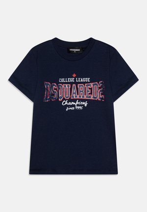 Mørkeblå bomulds t-shirt med korte ærmer, prydet med et hvidt og rødt grafisk tekstdesign, der siger "DSQUARED2 College League Champions siden 1995."