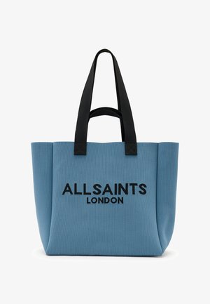 Niebieska torba na ramię z czarnymi uchwytami, na której przodzie widnieje nazwa marki "ALLSAINTS" w grubym czarnym piśmie. Prostokątny kształt.