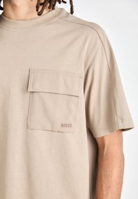 BOSS POCKET - Jednoduché tričko - open brown