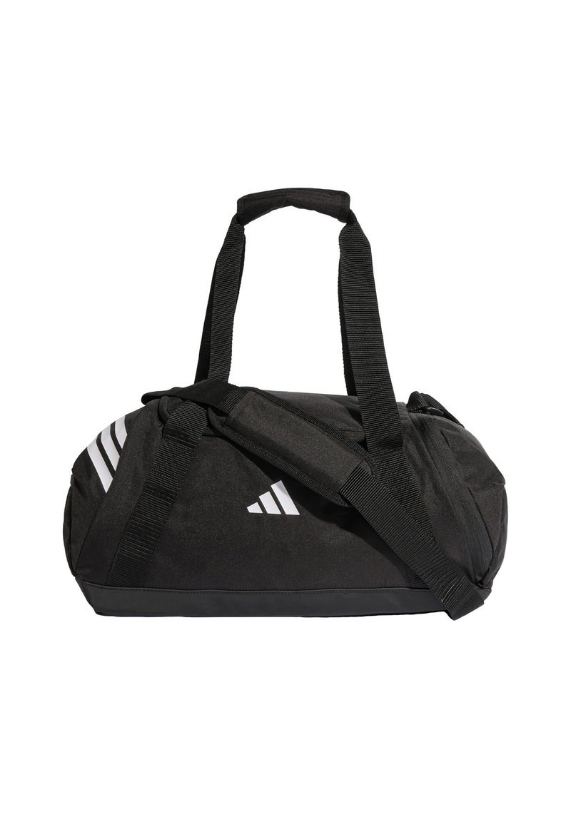 Bolsa de lona negra con dos correas para el hombro y un asa superior, con un acabado texturizado y rayas diagonales blancas en un lado.