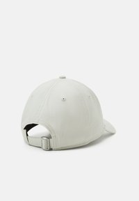 Boné de baseball cinza claro com aba curva, textura de tecido, fita ajustável na parte de trás e detalhes costurados.