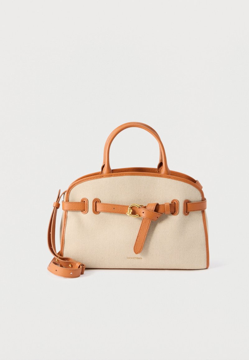 Τσάντα από μπεζ ύφασμα με δέρμα σε ταμπά απόχρωση στα τελειώματα, τις λαβές, τη ζώνη και αγκράφα σε χρυσαφί τόνο, εξοπλισμένη με αποσπώμενο ιμάντα ώμου.