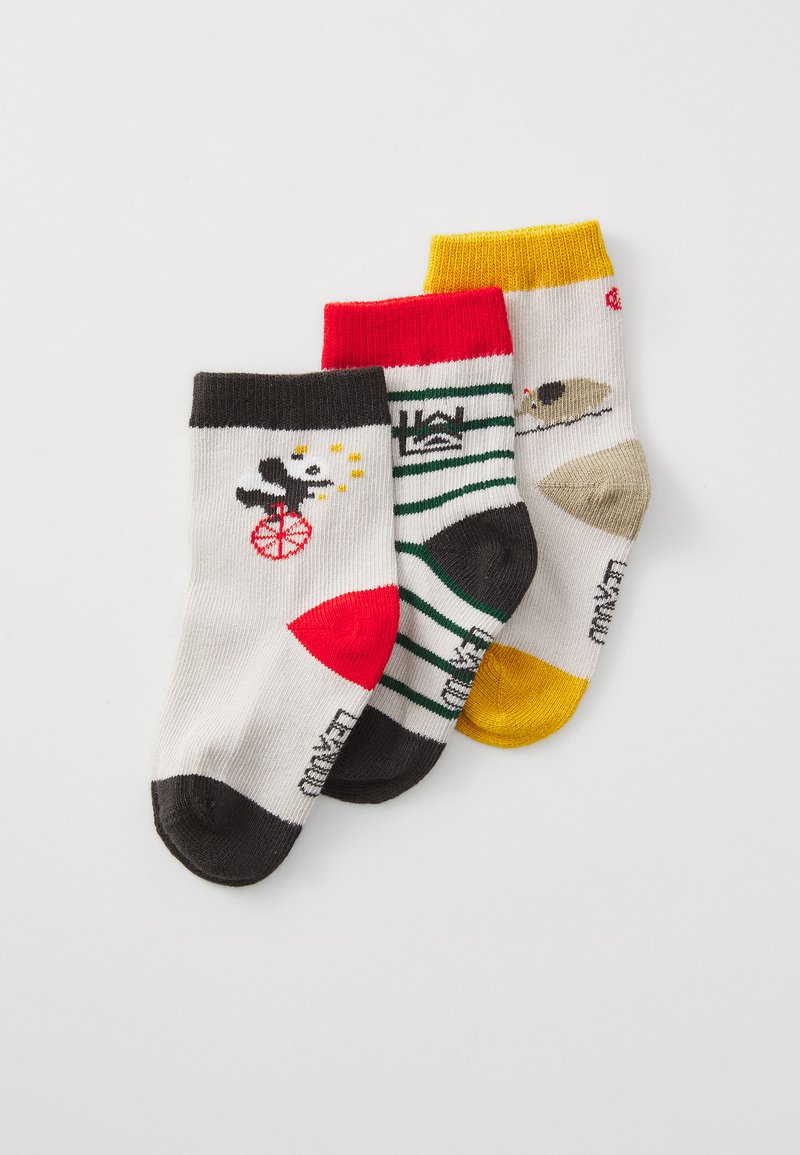 Három pár pamutzokni: szürke fekete és piros részletekkel, fehér zöld csíkokkal és grafikával, sárga grafikával és szürke kiegészítőkkel.