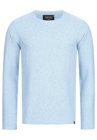 Pull léger bleu en tricot texturé, doté d'un col rond et de manches longues. Étiquette de marque visible à l'intérieur du col.
