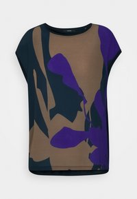 Volný krátký rukávový top v hnědé, černé a fialové barvě s abstraktním květinovým vzorem. Hladký povrch a kulatý výstřih.