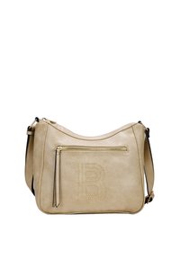 Bolso cruzado de cuero beige con textura suave, herrajes dorados y un bolsillo con cremallera en la parte delantera. Presenta un logo con tachuelas en el frente.