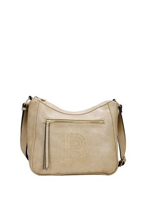 Bolso cruzado de cuero beige con textura suave, herrajes dorados y un bolsillo con cremallera en la parte delantera. Presenta un logo con tachuelas en el frente.