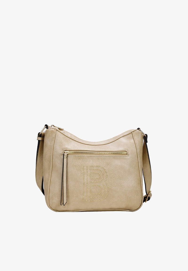 Bolso cruzado de cuero beige con textura suave, herrajes dorados y un bolsillo con cremallera en la parte delantera. Presenta un logo con tachuelas en el frente.