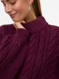 Sügavbordoopunases värvitoonis kaablisoojumisvaro, millel on kõrge soonikuga krae. Omaduseks on tekstuuriga muster ja pehme, paks kootud materjal.