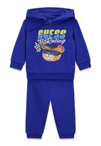 Blauw katoenen trainingspak met een hooded sweatshirt met een berenafbeelding, zonnebril en racevlaggen; gecombineerd met bijpassende broek.