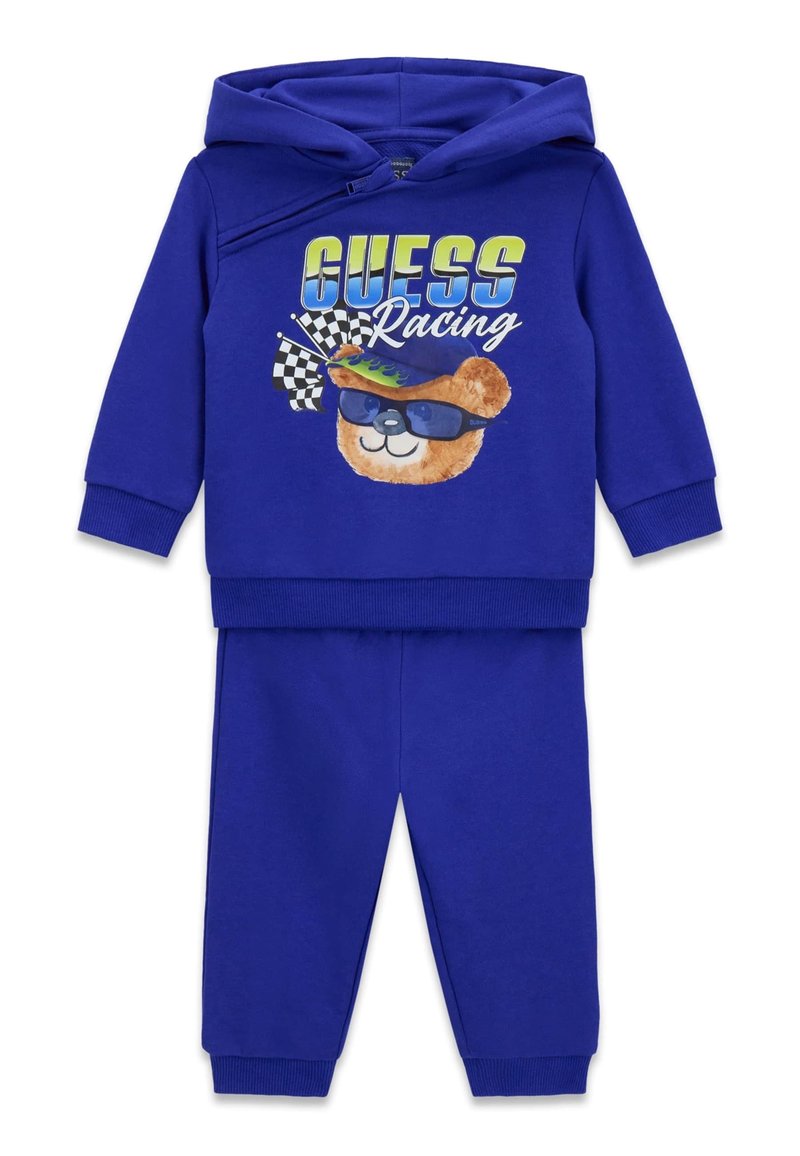 Blauw katoenen trainingspak met een hooded sweatshirt met een berenafbeelding, zonnebril en racevlaggen; gecombineerd met bijpassende broek.