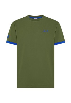 T-shirt verde oliva a maniche corte con rifiniture blu sulle maniche e piccolo logo geometrico blu sul petto a sinistra.