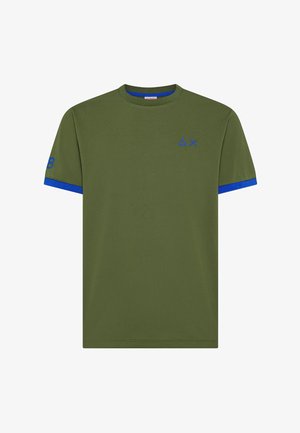 T-shirt verde oliva a maniche corte con rifiniture blu sulle maniche e piccolo logo geometrico blu sul petto a sinistra.