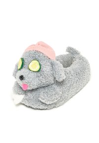 Grå, fluffy hundeformet hjemmesko med en pink hue, grønne cirkeløjne og en pink tunge. Hvide accenter på poter og en krøllet hale.