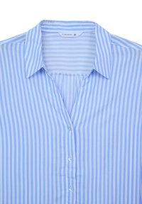 Camicia azzurro chiaro a maniche lunghe con righe verticali bianche, colletto classico e una morbida texture del tessuto con un leggero lucido.
