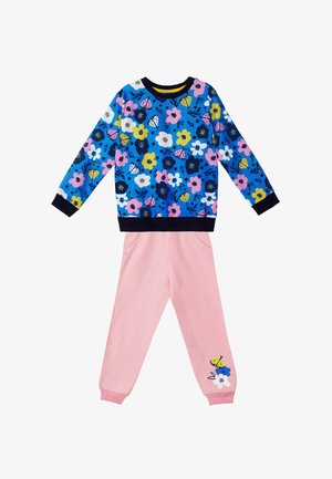 To-delt outfit med langærmet blå top med blomstermønster og lyserøde bomuldsbukser med sommerfugletryk nær kanten.