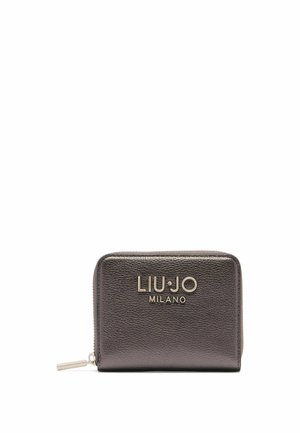Kompaktiška pilka odinė piniginė su užtrauktuku, kurioje ant priekio įspaustas „LIU•JO MILANO“ logotipas ir subtili tekstūra.