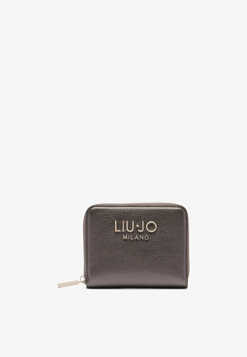 Portafoglio grigio in pelle compatto con chiusura a zip, con logo in rilievo "LIU•JO MILANO" sul davanti e texture delicata.
