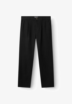 Sorte, lige bukser med bæltestropper, forreste knap, lynlås lukning og sidelommer, vist mod en hvid baggrund.