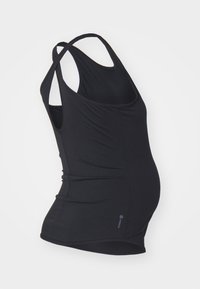 Černé těhotenské tílko s přiléhavým střihm, měkkým materiálem, překříženými ramínky a nařasením v oblasti břicha pro pohodlí a styl.