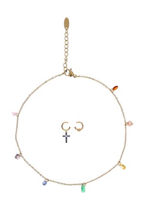 Gouden ketting met multicolourige edelsteencharmes en twee gouden oorringen, waarvan één met een klein blauw kruisje als hanger.