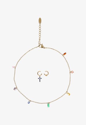 Złoty naszyjnik z łańcuszkiem z wielobarwnymi kamieniami ozdobnymi oraz dwoje złotych kolczyków kołowych, z których jeden ma mały niebieski krzyżyk.