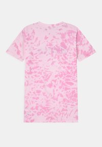 T-shirt de manga curta feito de algodão, apresentando um padrão de tie-dye rosa com diferentes tons, decote redondo e ajuste padrão.