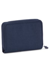 Navy modrá peněženka vyrobená z texturované tkaniny, se zipovým uzávěrem a štíhlým designem. Je obdélníková s zaoblenými rohy.