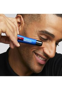 Bâton de soin des yeux L'Oréal Men Expert, emballage bleu et noir, doté d'un applicateur rotatif pour une application ciblée sous les yeux.