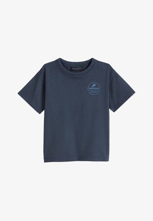 Marineblaues T-Shirt mit kurzen Ärmeln und Rundhalsausschnitt mit kleinem hellblauem "Lobster Club Marc O'Polo" Logo auf der linken Brust.