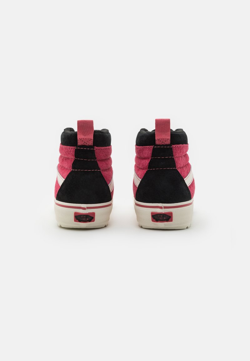 Zapatillas altas en ante negro y rosa, con franjas laterales blancas, parte superior texturizada y suela de goma negra con una etiqueta de logo.