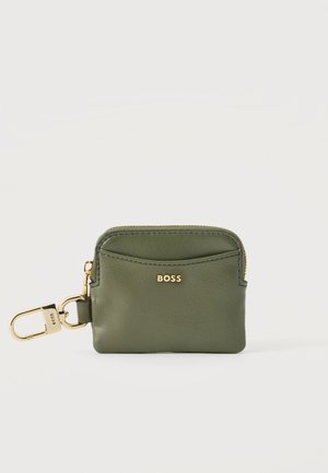 Pequeño pouch de cuero verde oliva con logo dorado BOSS, cierre de cremallera y clip para llavero dorado sobre fondo blanco.