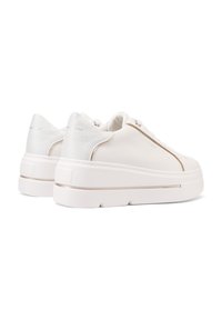 Sneakers bianchi con un accento argento testurizzato, suola spessa, dettagli dorati discreti e design con lacci. Materiale sintetico liscio in tutta la scarpa.
