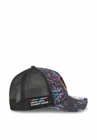Schwarze Kappe mit einem farbenfrohen Spritzmuster. Verfügt über einen Netzrücken, einen gebogenen Schirm und ein Patch mit der Aufschrift "CRUCIAL CATCH INTERCEPT CANCER."