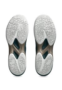 Schuhsohlen mit einer weißen strukturierten Gummifläche und einem geometrischen Grip-Muster, akzentuiert durch ein braunes und türkisfarbenes Zwischensohlendesign.