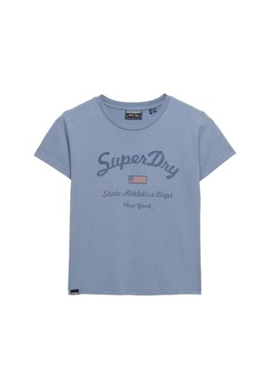 Lichtblauw T-shirt met ronde hals en de tekst "SuperDry", een Amerikaanse vlag en "State Athletics Dept New York" aan de voorkant.
